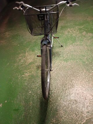 Bicicleta de ciudad con cesta y caballete