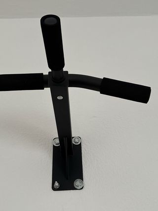 Barra de dominadas pared negra