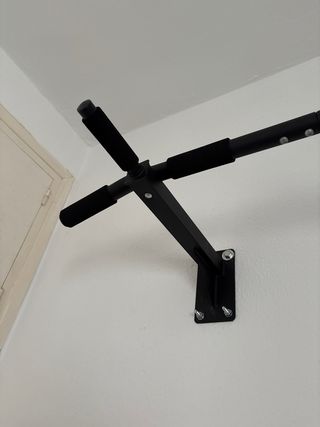 Barra de dominadas pared negra