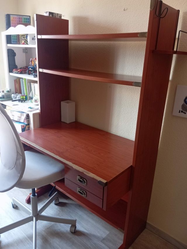 Escritorio de madera rojiza con mesa abatible