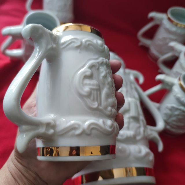 Juego Jarras Cerveza Porcelana Blanca y Dorada.