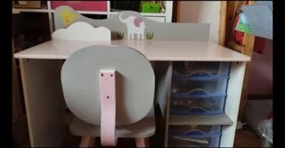 Escritorio infantil rosa y gris con silla