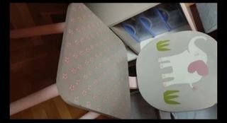 Escritorio infantil rosa y gris con silla