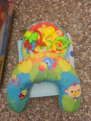 Cojín de bebé con juguetes