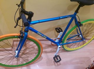Bicicleta Fixie Azul con Ruedas de Colores