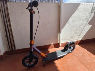Patinete con freno trasero y ruedas 20cm