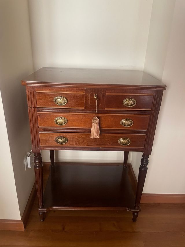 Mesa auxiliar de madera con cajones