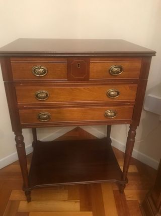 Mesa auxiliar de madera con cajones