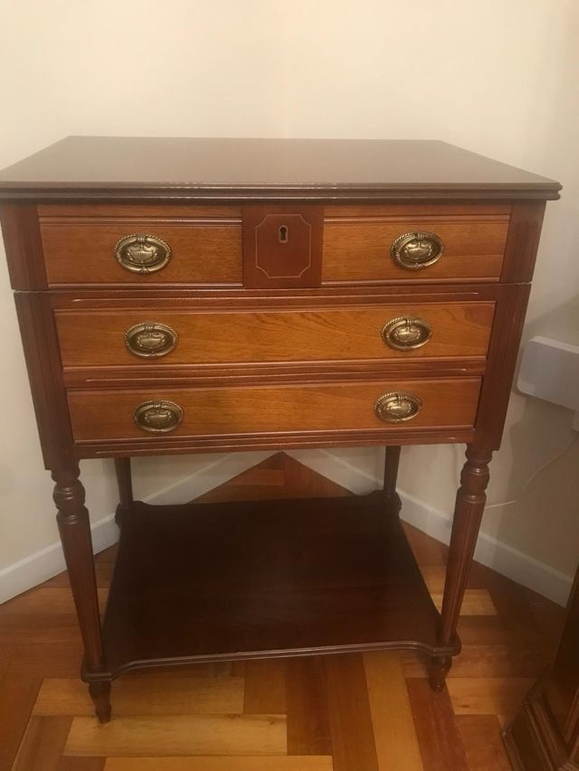 Mesa auxiliar de madera con cajones