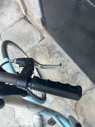 Bici da donna bianca e azzurra