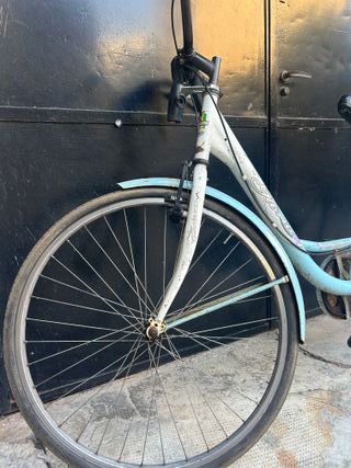 Bici da donna bianca e azzurra