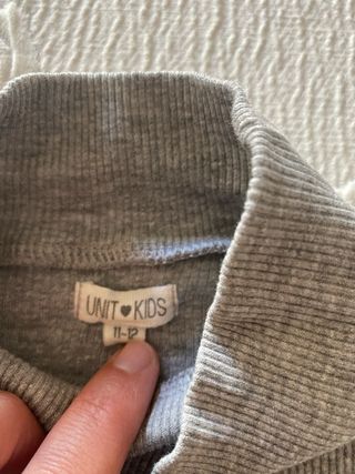 Jersey canalé gris cuello alto, talla 11-12