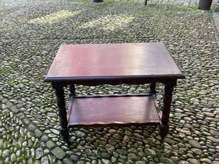 Mesa antigua auxiliar de madera maciza oscura
