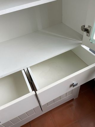Mueble vitrina blanco con puertas de cristal