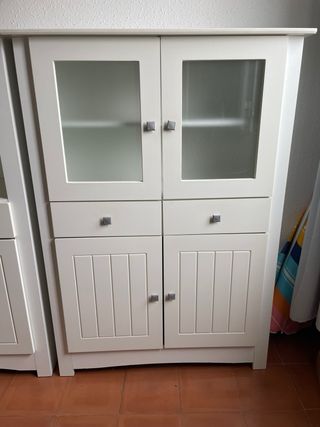 Mueble vitrina blanco con puertas de cristal