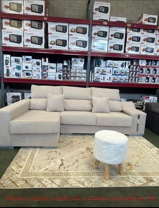 Sofá modular gris con otomanas verdes