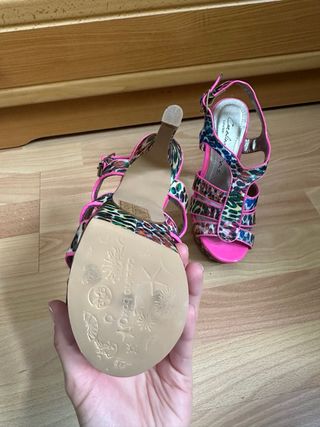 Sandalias tacón alto.