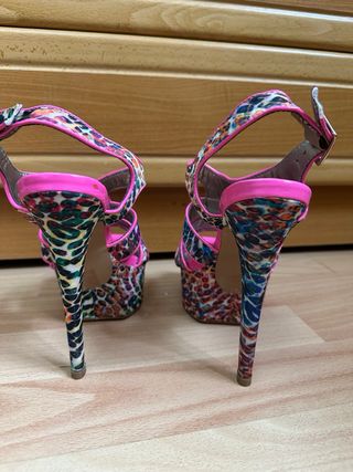 Sandalias tacón alto.