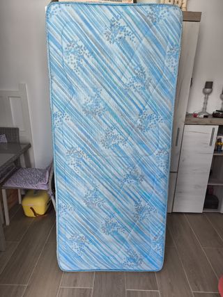 Colchón individual azul con estampado floral