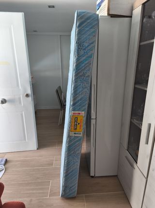 Colchón individual azul con estampado floral