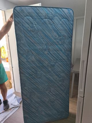 Colchón individual azul con estampado floral