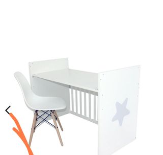 Cuna de bebé blanca con tres estrellas y colchón.