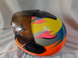 Casco de moto con visera y diseño