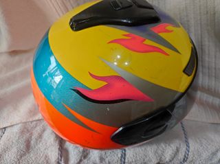 Casco de moto con visera y diseño