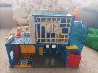 SuperZings Comisaría, Vehículos y Figuras