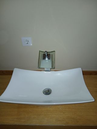 Lavabo baño moderno con grifo cascada
