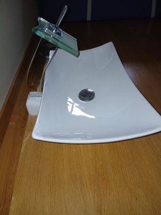 Lavabo baño moderno con grifo cascada