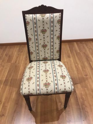 4 Sillas de comedor de madera y tela