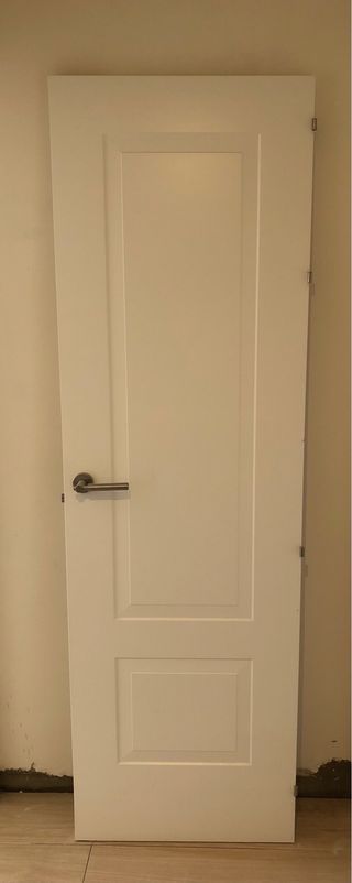 Puerta interior blanca abatible.