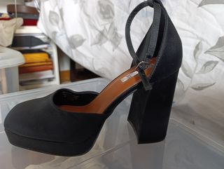 Zapatos de tacón negros raso