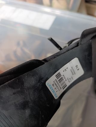 Zapatos de tacón negros raso
