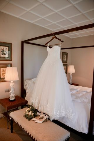 Vestido Novia y Zapatos Tacón