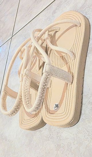 Sandali infradito beige e bianco