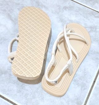 Sandali infradito beige e bianco