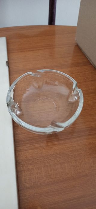 Posacenere in vetro trasparente