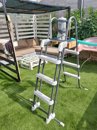 Escalera piscina + bomba Intex C530
