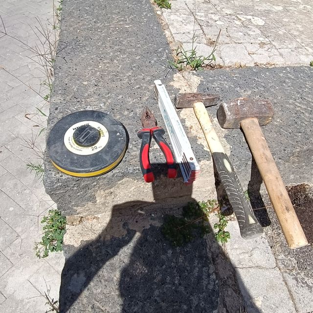 Set attrezzi: metro, pinza, martello,mazza,rullina