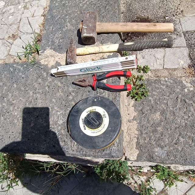 Set attrezzi: metro, pinza, martello,mazza,rullina