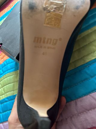 Zapato de salón negro.