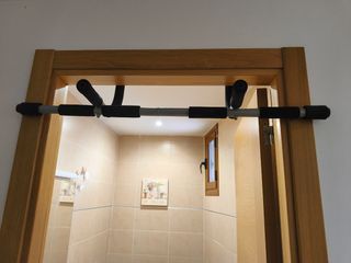 Barra de dominadas para puerta