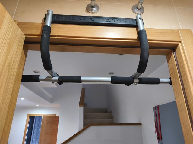 Barra de dominadas para puerta