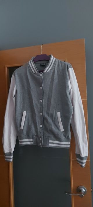 Chaqueta Beisbolera Gris y Blanca