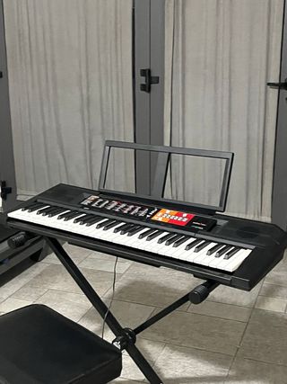 Tastiera Yamaha con supporto e sgabello