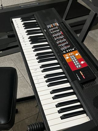 Tastiera Yamaha con supporto e sgabello