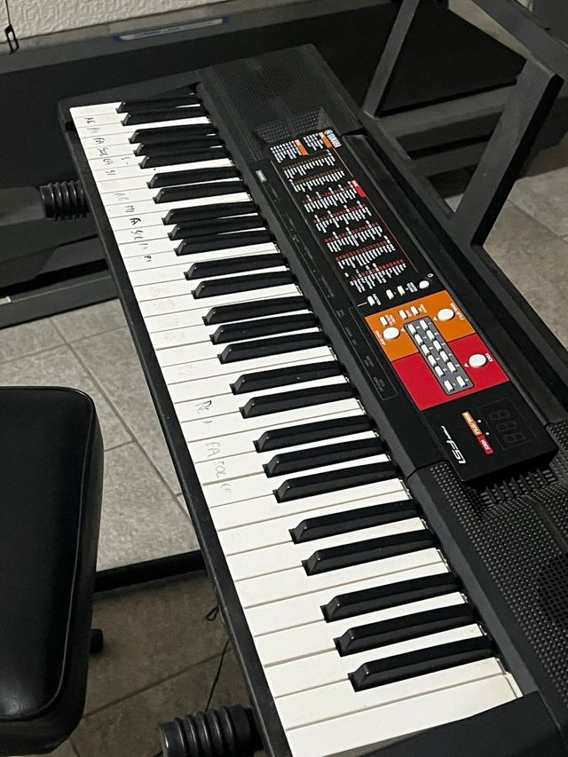 Tastiera Yamaha con supporto e sgabello