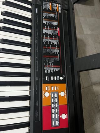 Tastiera Yamaha con supporto e sgabello